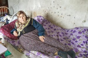 Karnındaki 10 kiloluk kitleyle evde &ouml;l&uuml;m&uuml; bekliyor