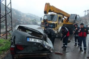 Kaza yapan aracı kurtarmaya giden &ccedil;ekici elektrik akımına kapıldı