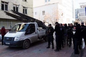 Polis, HDP'nin 'barış &ccedil;adırına' el koydu