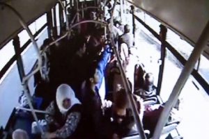 Fenalaşan yolcu otob&uuml;sle hastaneye kaldırıldı