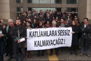 Avukatlardan sokağa &ccedil;ıkma yasaklarına ilişkin su&ccedil; duyurusu