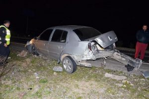 TIR'ın &ccedil;arptığı s&uuml;r&uuml;c&uuml; otomobili i&ccedil;in ağladı