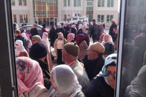 Silvan'da gıda ve giysi yardımında izdiham &ccedil;ıktı