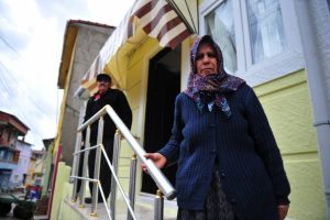 Bursa Orhangazi'de yaşlı &ccedil;iftin evi yenilendi