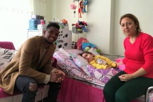Eto'o'dan minik Azra'ya s&uuml;rpriz!