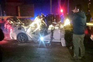 D&ouml;rtyol'da otomobil TIR'ın altına girdi: 2 &ouml;l&uuml;