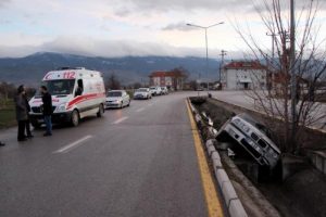 Su kanalına devrilen otomobilin s&uuml;r&uuml;c&uuml;s&uuml; yaralandı