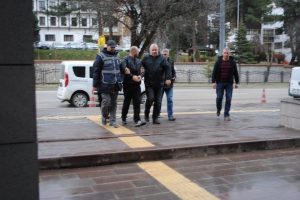 Firari h&uuml;k&uuml;ml&uuml; sahte kimlikle yakalandı