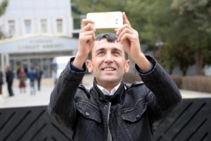 Diyarbakır adliyesi &ouml;n&uuml;nde 'selfie' &ccedil;ekti, ter&ouml;rle su&ccedil;landı