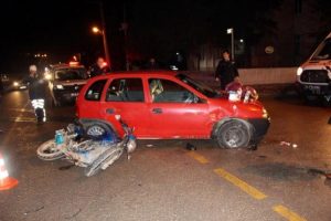 Otomobille &ccedil;arpışan motosiklette 2 gen&ccedil; yaralandı