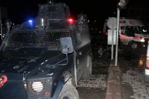 Adana'da polis otosu ve otomobil &ccedil;arpıştı: 6 yaralı
