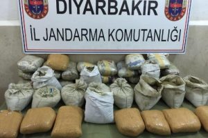 Diyarbakır'da bir ara&ccedil;ta 50 kilo esrar, 2 tutuklama