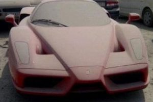 Milyon dolarlık Ferrari sahipsiz kaldı