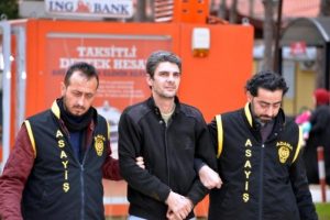 2 &ccedil;ocuğunun annesi kadını erkeklere pazarlıyor