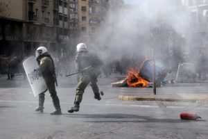 Yunanistan'da &ccedil;ift&ccedil;ilerin &ouml;fkesi dinmiyor
