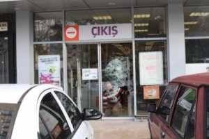 Camlarını kırıp marketleri soydu