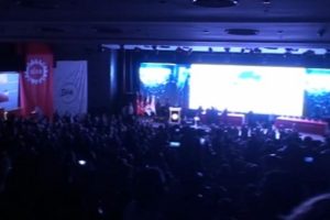 DİSK'i protesto edenler dışarı atıldı