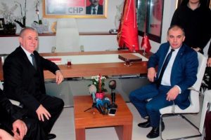 İzmir'de, AK Partililerden CHP'ye &ccedil;i&ccedil;ekli- &ccedil;ikolatalı ziyaret