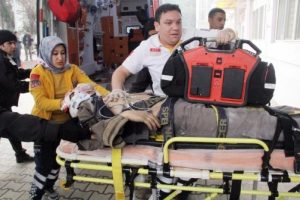 Şanlıurfa'da 6'ncı kattan d&uuml;şen iş&ccedil;i ağır yaralandı