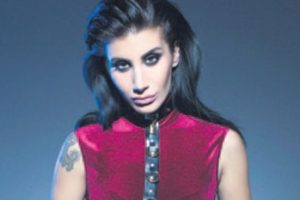 İrem Derici'nin beklenen alb&uuml;m&uuml; &ccedil;ıktı...