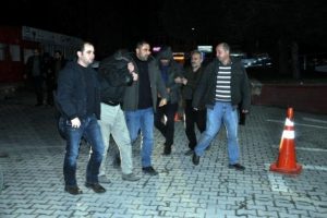 ATM'ye d&uuml;zenek kuran 3 ş&uuml;pheli su&ccedil;&uuml;st&uuml; yakalandı