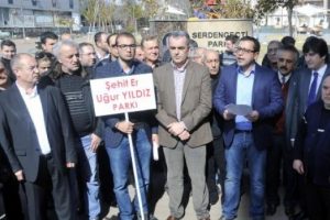 CHP'liler parkın tabelasını değiştirdi