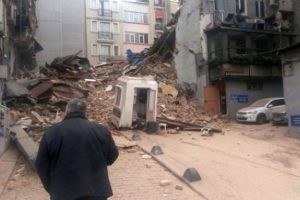 İstanbul Beyoğlu'nda 5 katlı bina &ccedil;&ouml;kt&uuml;