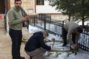 Camide cemaatin başına avize d&uuml;şt&uuml;, 3 kişi yaralandı