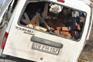 Tuğla y&uuml;kl&uuml; ticari ara&ccedil; başka ara&ccedil;la &ccedil;arpıştı: 3 &ouml;l&uuml;