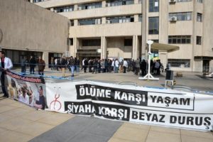 Diyarbakır'da sağlık&ccedil;ılar barış n&ouml;beti eylemlerini sonlandırdı