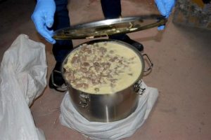 Kavurma kazanından 16 kilo esrar &ccedil;ıktı