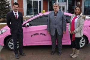 Pembe taksi tartışma konusu oldu