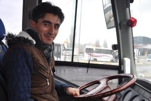 Durakta fenalaşan yolcusunu otob&uuml;sle hastaneye g&ouml;t&uuml;rd&uuml;