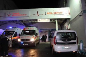 Otomobil TIR'a &ccedil;arptı: 2 yaralı