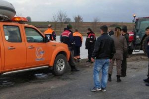 G&ouml;lete d&uuml;şen otomobildeki 3 kişi kurtarıldı