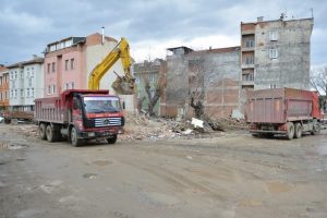 Bursa İneg&ouml;l'de tehlike arz eden binalar yıkılıyor