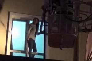 Otelde yangın &ccedil;ıkınca m&uuml;şteriler b&ouml;yle kurtarılmayı bekledi