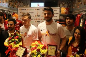 Cenk ve Linnes taraftarlarla buluştu
