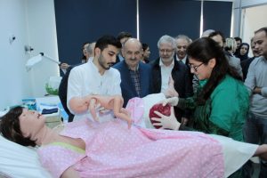 Bakan M&uuml;ezzinoğlu'ndan Bursa'da sanal doğumdaki anneye destek