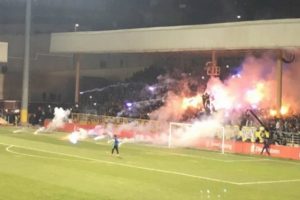 Trib&uuml;nde meşale yakan taraftarlara men cezası