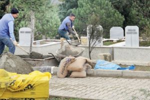 Mezar taşlarını s&ouml;k&uuml;p, yeni mezar yeri gibi satıyorlar!