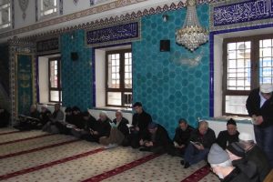 Bursa'da bu camide cemaat kitap okuyor