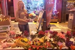 'Sevgililer G&uuml;n&uuml;' i&ccedil;in n&ouml;bet&ccedil;i &ccedil;i&ccedil;ek&ccedil;i