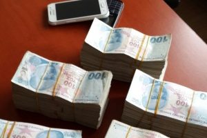 Polisin dikkati &ouml;ğretmenin 250 bin lirasını kurtardı