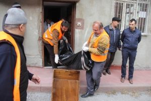 Boynuna kabloyu dolayıp elektrikle intihar etti