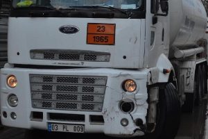 Tanker kırmızı ışıkta bekleyen ara&ccedil;lara &ccedil;arptı: 1 yaralı