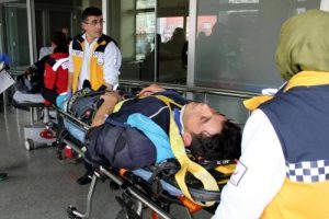 &Ccedil;&ouml;p kamyonundan d&uuml;şen iş&ccedil;i yaralandı