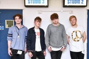 İngiliz Viola Beach grubunun &uuml;yeleri trafik kazasında &ouml;ld&uuml;