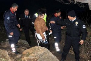Boşandığı eşi &ccedil;ocuklarını g&ouml;stermeyice falezlere &ccedil;ıktı