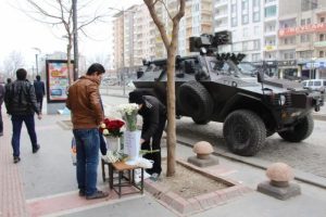 Zırhlı aracın yanında 'Sevgililer G&uuml;n&uuml;' i&ccedil;in &ccedil;i&ccedil;ek sattı